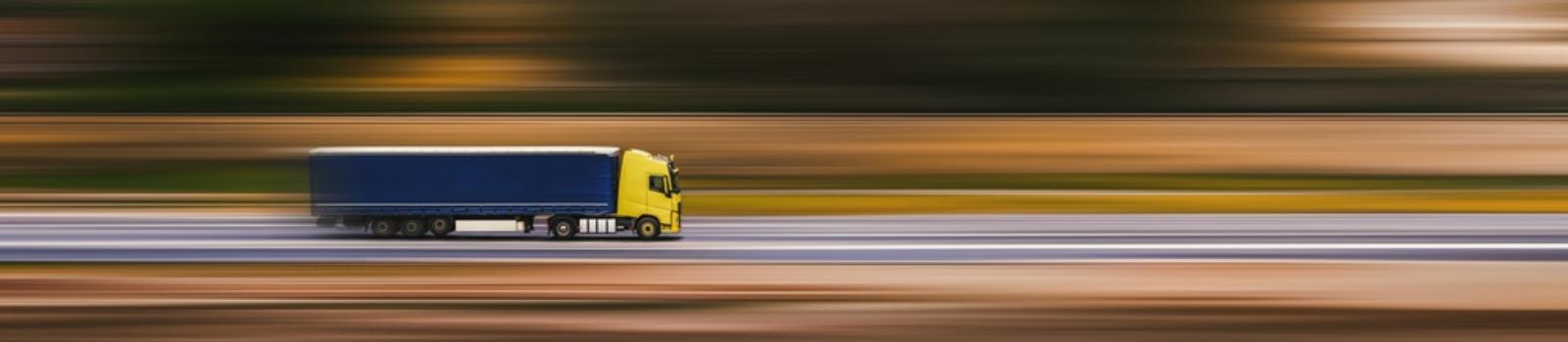 Camión en movimiento sobre la carretera